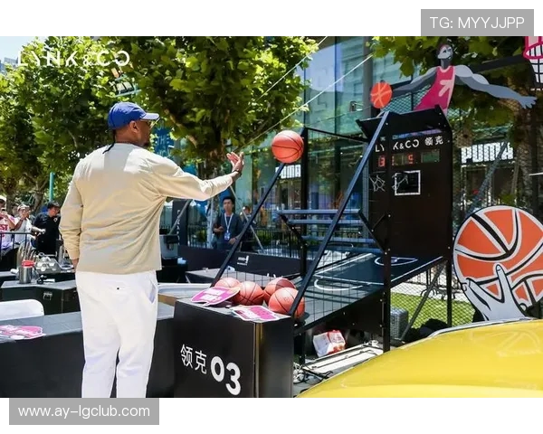 时尚与运动兼具 足球篮球训练外套引领潮流新风尚